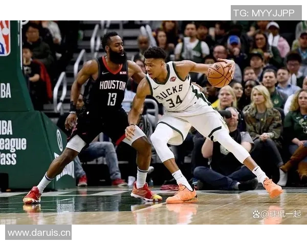 字母哥赛场小动作引发热议 球迷争议不断背后隐藏的心理博弈